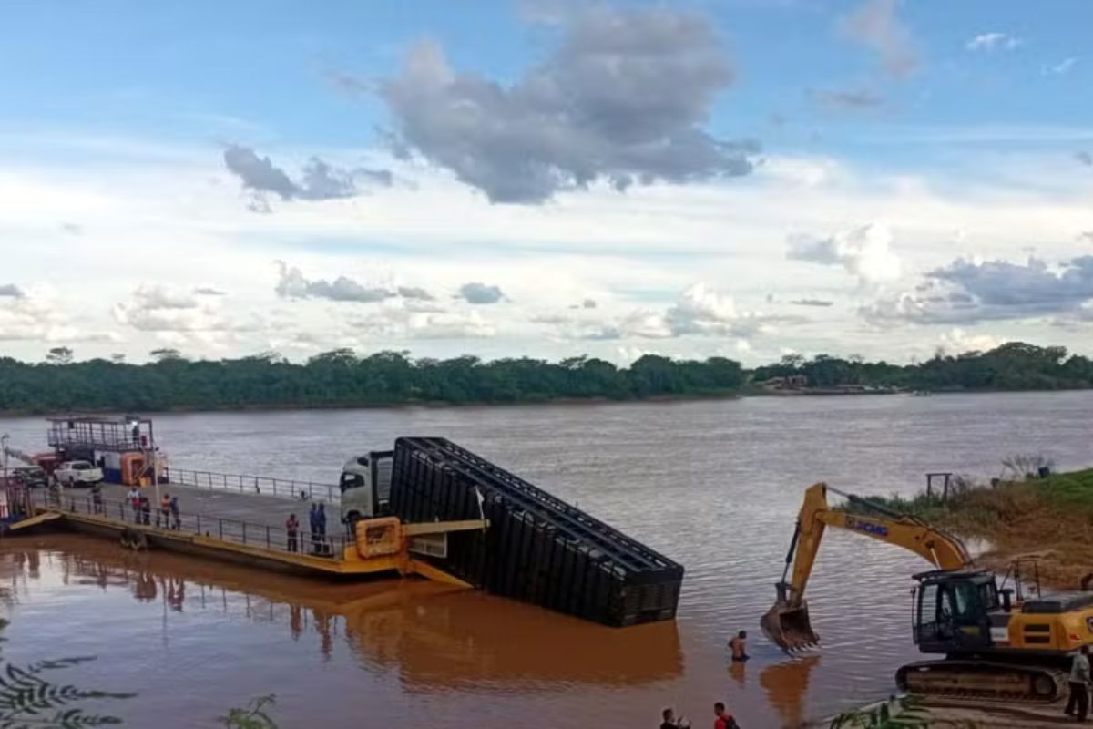Carreta de bois na balsa Manga Matias Cardoso caiu no Rio São Francisco; Defesa Civil apura cabo de aço e reforça segurança na travessia. Foto: Defesa Civil de Manga