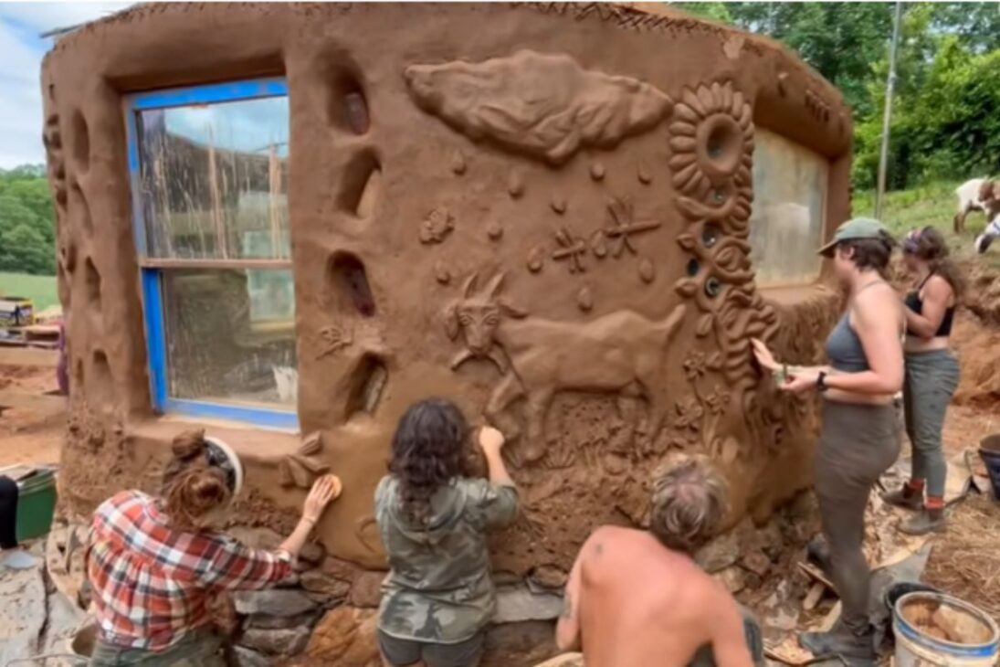 Casa de barro construída do zero muestra como una casa de barro con piso de tierra, revoco de arcilla y techo natural transforma confort y sostenibilidad.