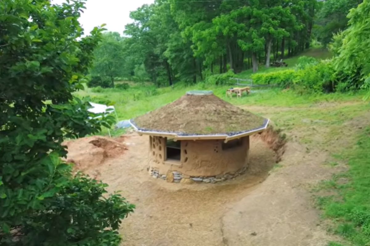 Casa de barro construída do zero em cinco semanas vira espetáculo obra artesanal usa terra, palha e madeira local, desafia a construção tradicional e mostra passo a passo