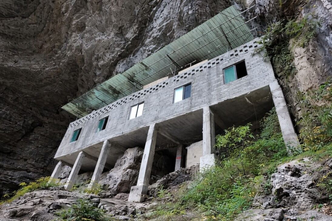 Casa de dos pisos incrustada en una caverna en Guizhou intriga a los visitantes, tiene agua corriente, estructura sobre pilotes, señales de un templo antiguo y plantea un misterio sobre quién
