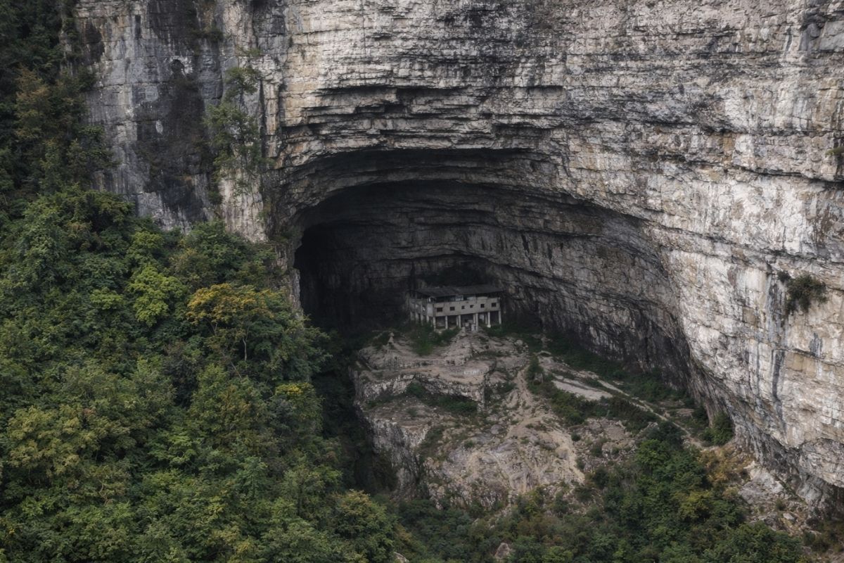 Casa de dois andares cravada numa caverna em Guizhou intriga visitantes, tem água corrente, estrutura sobre palafitas, sinais de templo antigo e levanta mistério sobre quem (2)