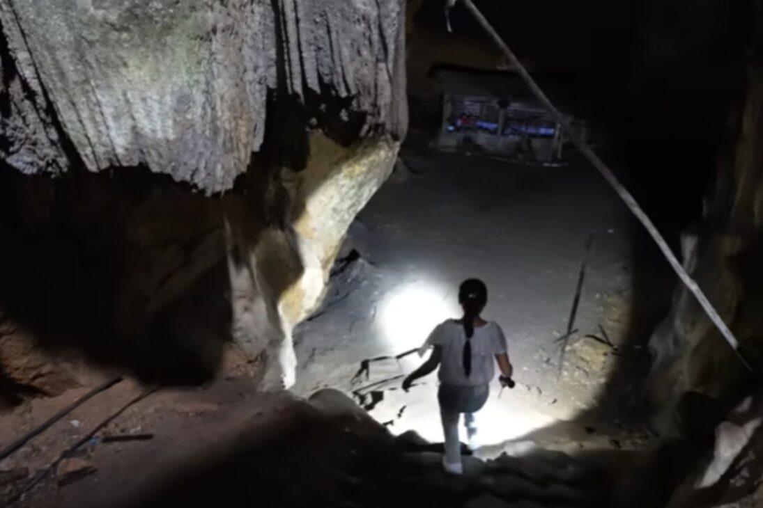 Casa colgada en un acantilado de 100 metros revela templo antiguo escondido en gruta gigante, escaleras deterioradas, pasarelas suspendidas y misterios impresionantes