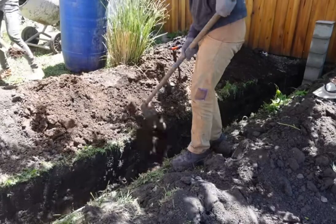Casa resfriada de gracia con pozo canadiense usa trinchera y convección para reducir aire acondicionado en verano, con mediciones de temperatura.