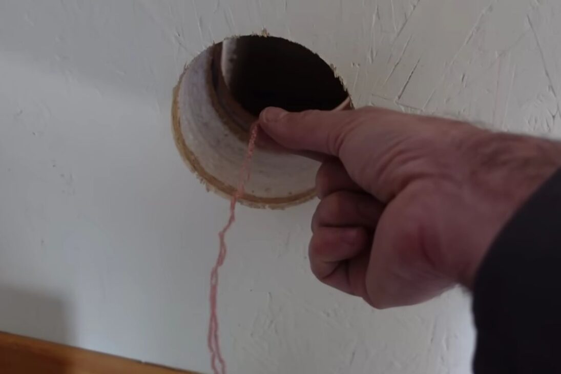 Casa resfriada de gracia con pozo canadiense usa trinchera y convección para reducir aire acondicionado en verano, con mediciones de temperatura.