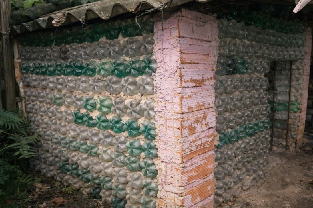 Basura en lujo en Aparecida: pareja de Goiás usa materiales reciclables para erigir cabaña de botellas de vidrio en una construcción sostenible en el patio.