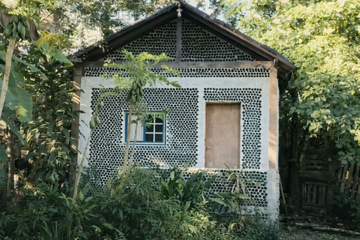 Casal de Goiás transforma lixo em luxo constrói chalés inteiros com pneus, pets e 25 mil garrafas de vidro, cria móveis com vasos sanitários e monta um paraíso sustentável (2)