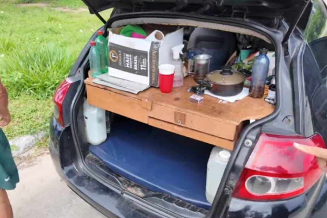 Historia de pareja de ancianos que, cuando ancianos cambian casa por Ford Ka, abrazan la vida en la carretera en casa sobre ruedas y muestran coraje para viajar.
