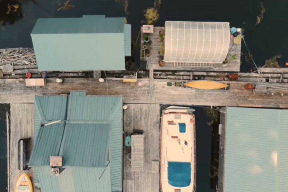 Pareja vive en casa flotante off-grid con energía solar off-grid, vida off-grid en casa flotante autosuficiente, enfrentando aislamiento extremo.