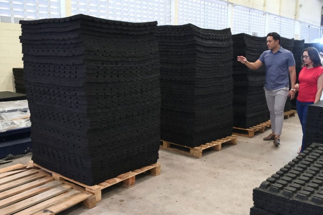 Cearense transforma neumáticos desechados en pisos, crea pisos sensoriales y pisos de seguridad, fortalece la economía circular y conquista certificación ESG.