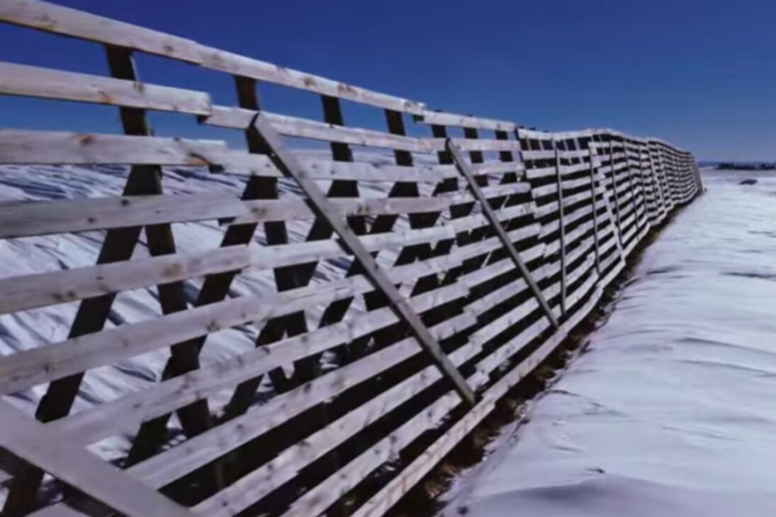Cerca simple de madera y cercas de contención de nieve protegen carreteras en Wyoming, evitan nieve en la carretera y se convierten en ejemplo de economía circular.