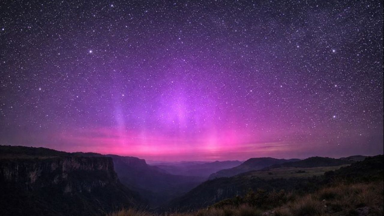 Céu roxo em Cambará do Sul, no Rio Grande do Sul, intriga a astronomia e levanta hipótese de aurora boreal após tempestade solar.