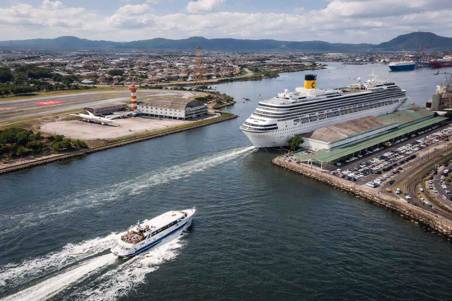 Aeroporto de Guarujá e Porto de Santos vistos do alto, com navio de cruzeiro atracado e ligação marítima em debate