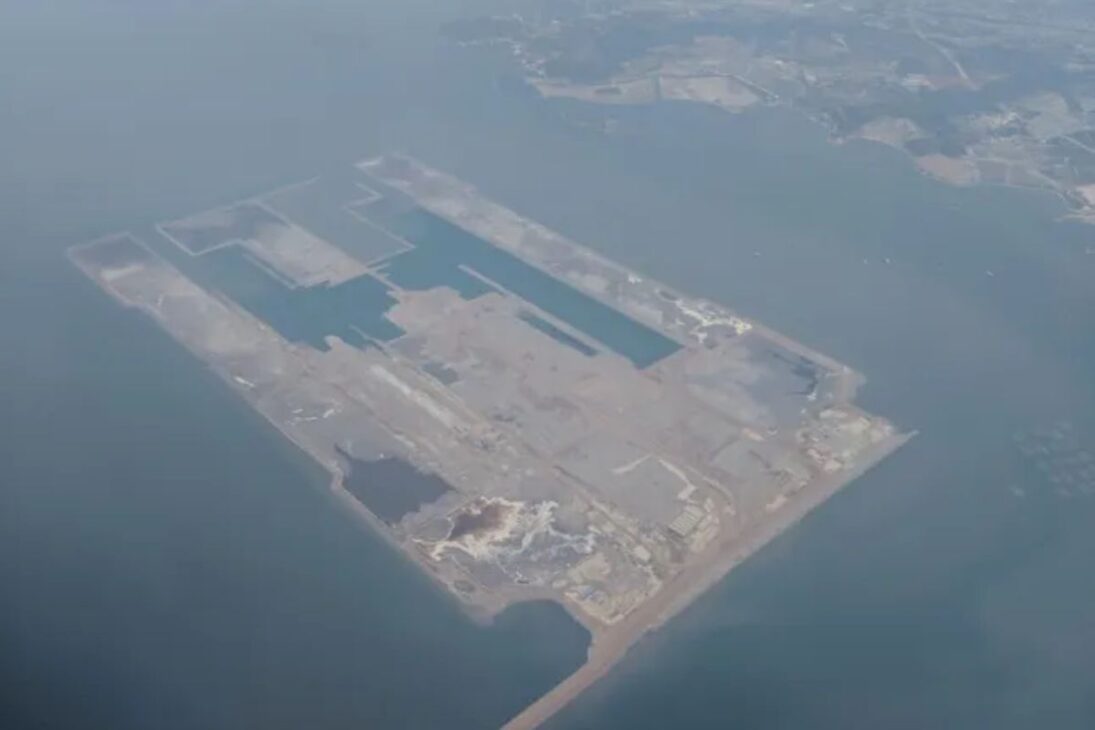 aeropuerto imposible en China: isla artificial enfrenta tifones, suelo inestable y corrosión para operar en el océano.
