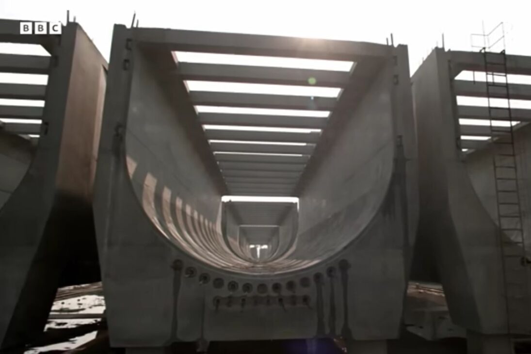 Río artificial en acueducto en China usa grúas e inclinación precisa para llevar agua hasta Pekín sin bombas y abastecer a millones hasta 2030.