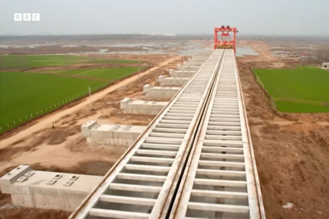 Río artificial en acueducto en China usa grúas e inclinación precisa para llevar agua hasta Pekín sin bombas y abastecer a millones hasta 2030.