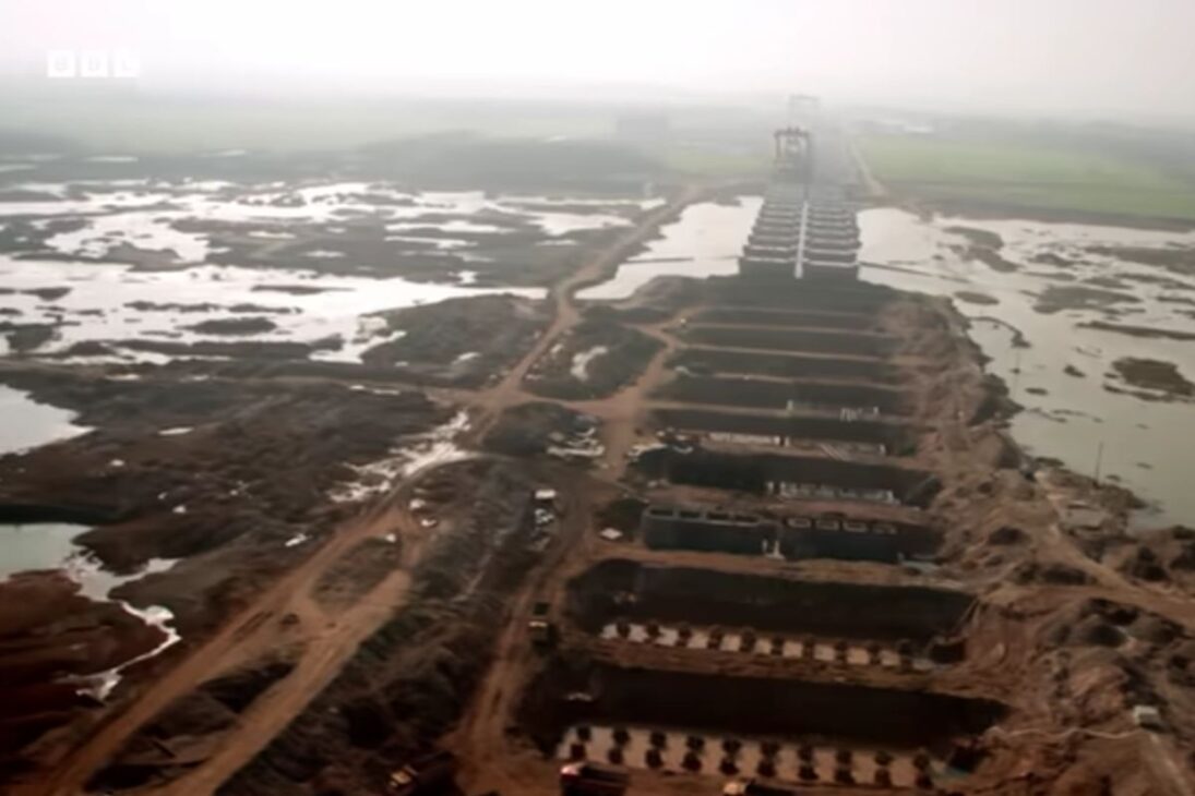 Río artificial en acueducto en China usa grúas e inclinación precisa para llevar agua hasta Pekín sin bombas y abastecer a millones hasta 2030.