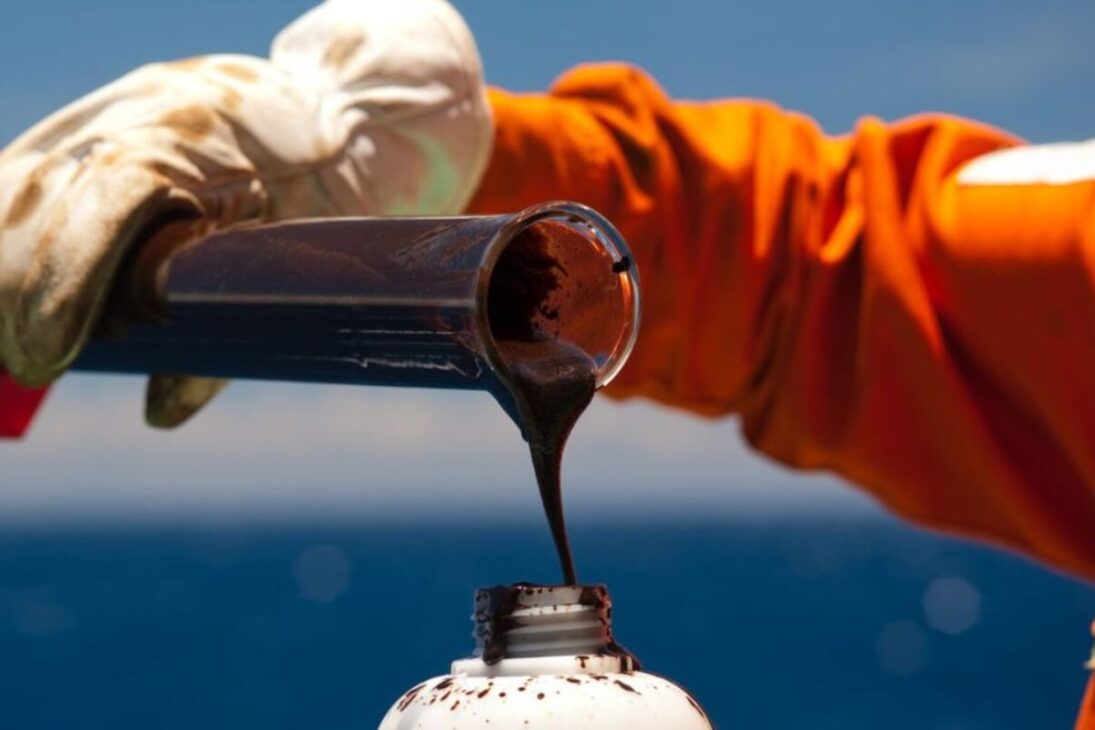 Petróleo en China: demanda se detiene, AIE señala impacto de eléctricos y tren de alta velocidad, con 400 mil barriles/día menos.