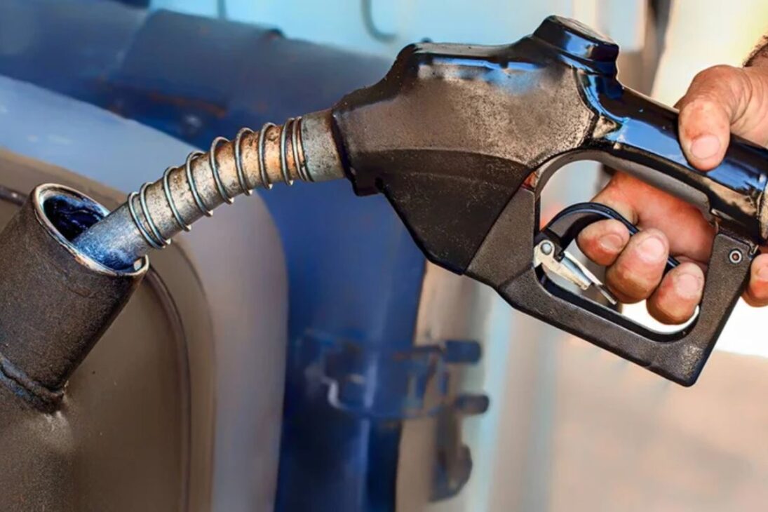 Petróleo en China: demanda se detiene, AIE señala impacto de eléctricos y tren de alta velocidad, con 400 mil barriles/día menos.