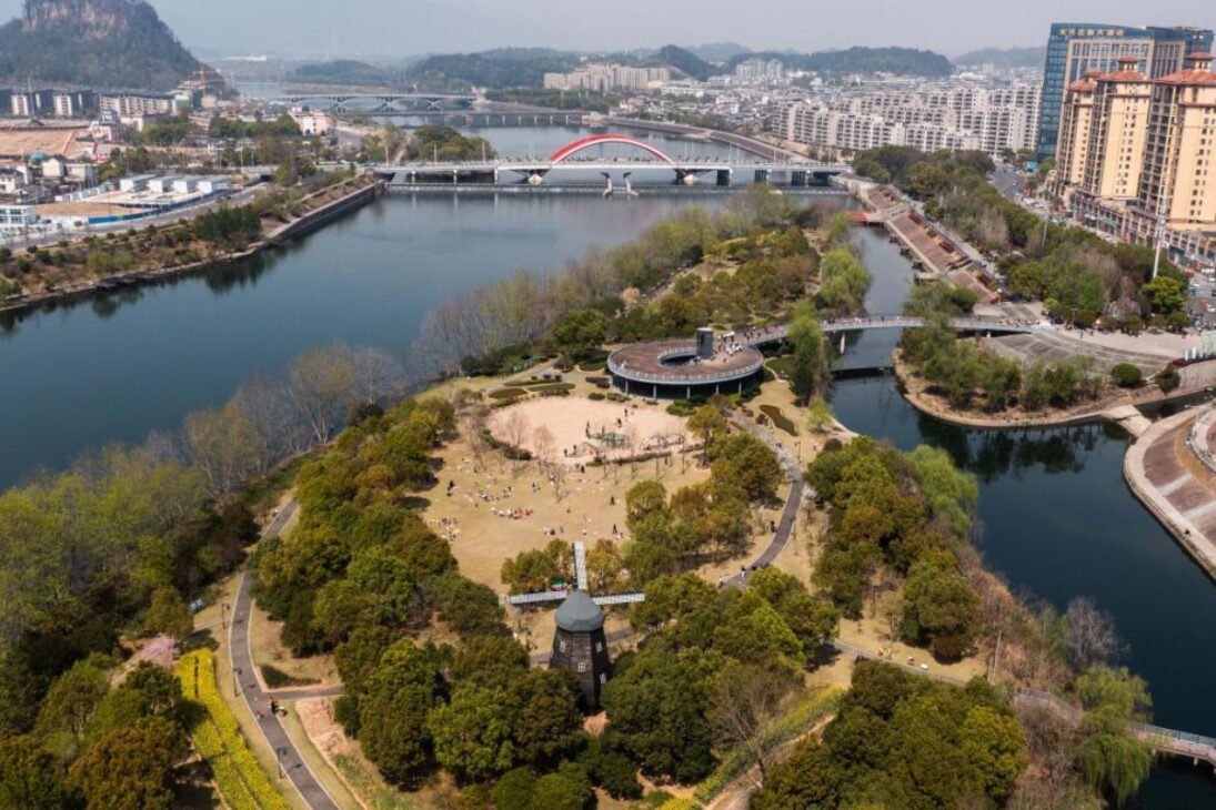 las ciudades esponja en China reducen inundaciones, sustituyen concreto y recuperan ríos con parques, zonas húmedas y drenaje natural.