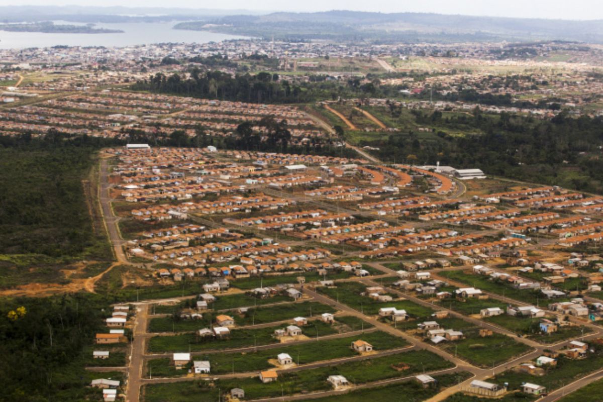 Altamira, cidade brasileira do Pará, enfrenta desmatamento na Amazônia e tem área gigante com pouca população.