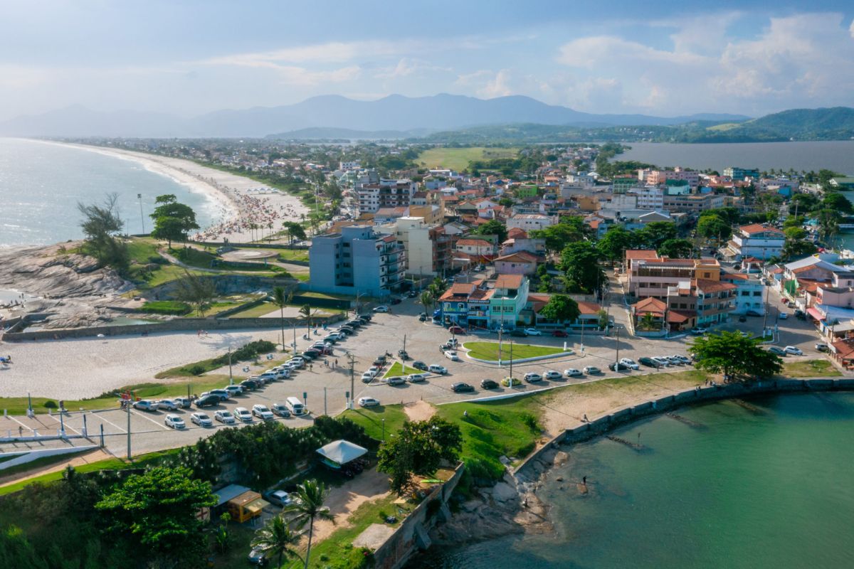 Saquarema lidera o PIB per capita no Brasil graças ao petróleo, recebe bilhões em royalties na Região dos Lagos, mas enfrenta renda baixa, informalidade e desigualdade social.