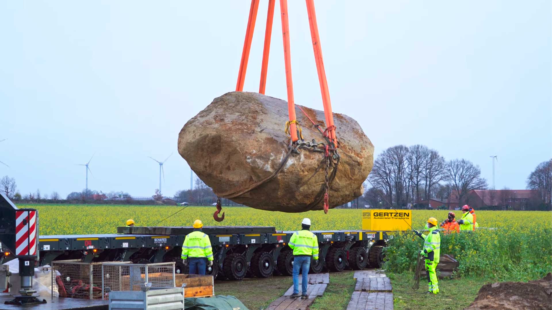 Com 102,5 toneladas, rocha errática glacial enterrada desde os anos 1950 é resgatada em Hüven, na Alemanha, com guindaste de 9 eixos e transporte modular em manobra milimétrica