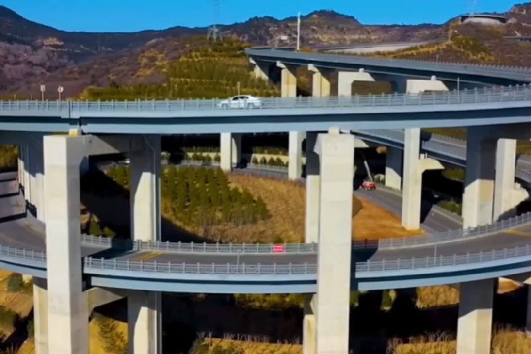 Viaducto de tres niveles en la Taiwan Tianlong Mountain Highway, carretera en las nubes, carretera de montaña en China y vitrina de la ingeniería china moderna.