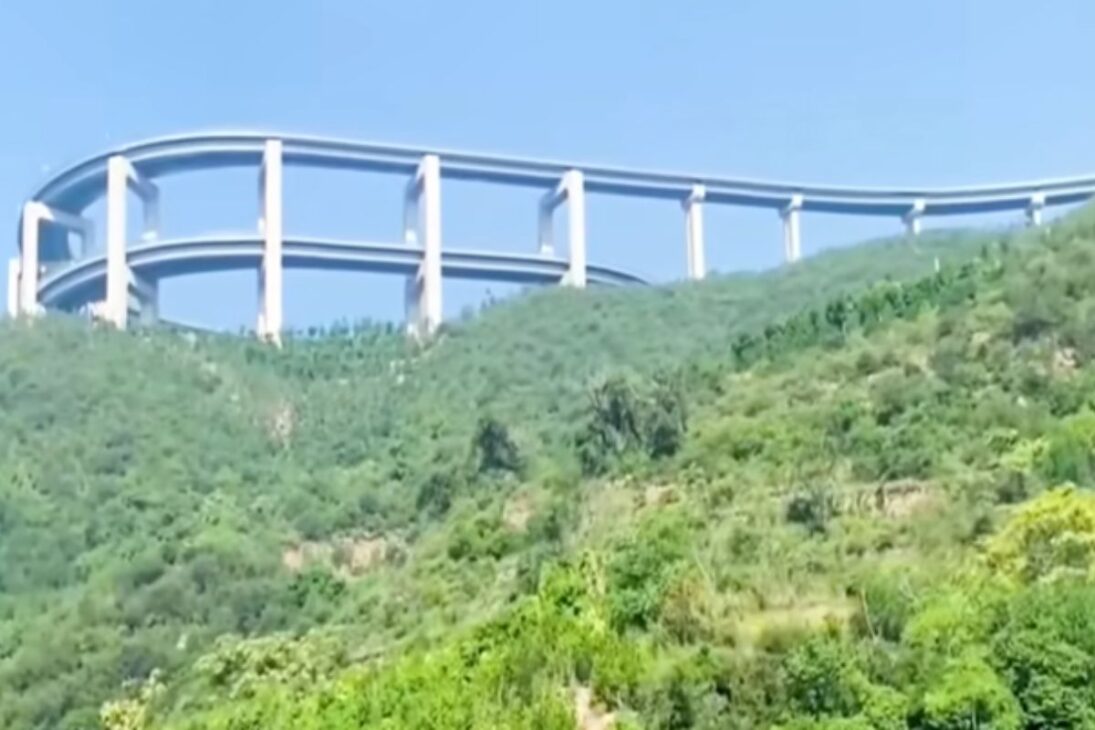 Viaducto de tres niveles en la Taiwan Tianlong Mountain Highway, carretera en las nubes, carretera de montaña en China y vitrina de la ingeniería china moderna.