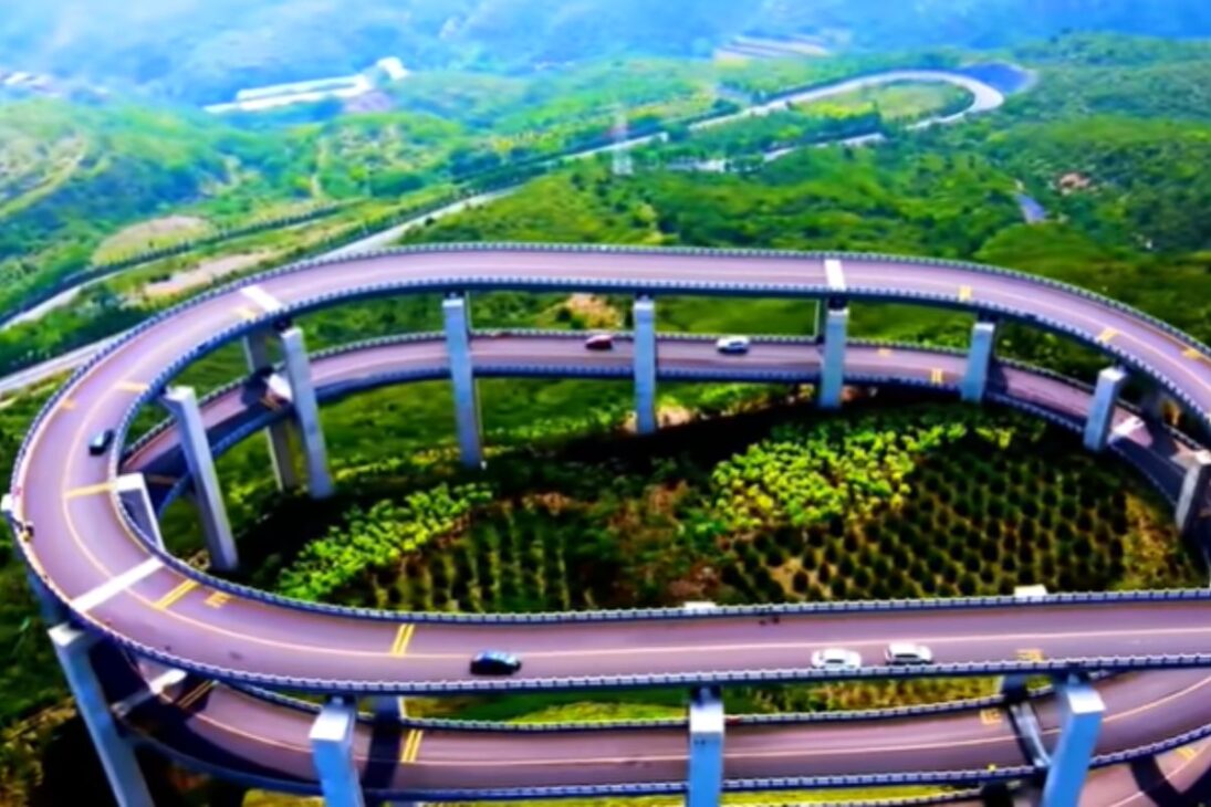 Viaducto de tres niveles en la Taiwan Tianlong Mountain Highway, carretera en las nubes, carretera de montaña en China y vitrina de la ingeniería china moderna.