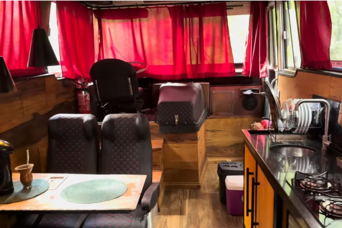 Ex-caminonero construye cabañas solo en medio de la selva con bañera para huéspedes y muestra cómo cabañas simples se convierten en un negocio lucrativo.