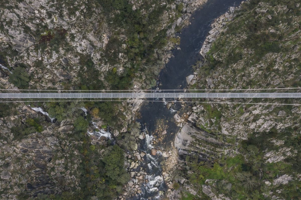 Com 516 metros suspensos a 175 metros do chão, a ponte suspensa para pedestres mais longa do mundo coloca Arouca no mapa global, atrai turistas, adrenalina extrema