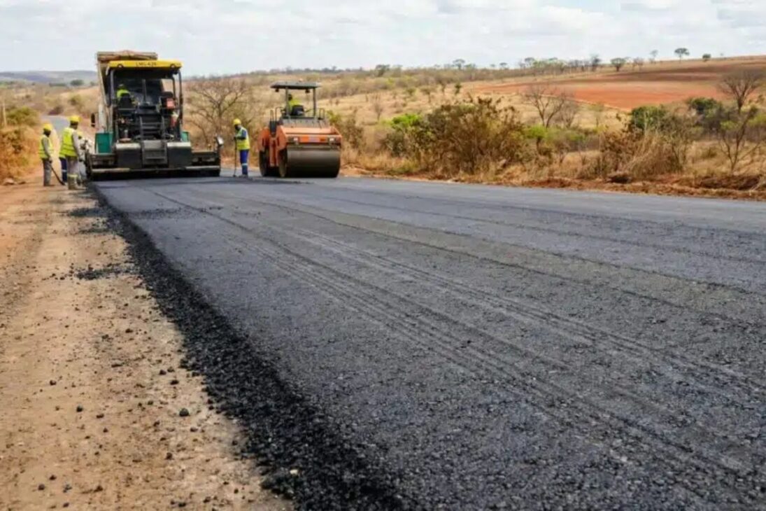 asfalto en la LMG-626 avanza con pavimentación a ritmo acelerado, incluye drenaje y seguridad en la carretera entre Curral de Dentro y Mirandópolis, reduce polvo y barro y mejora desplazamientos.