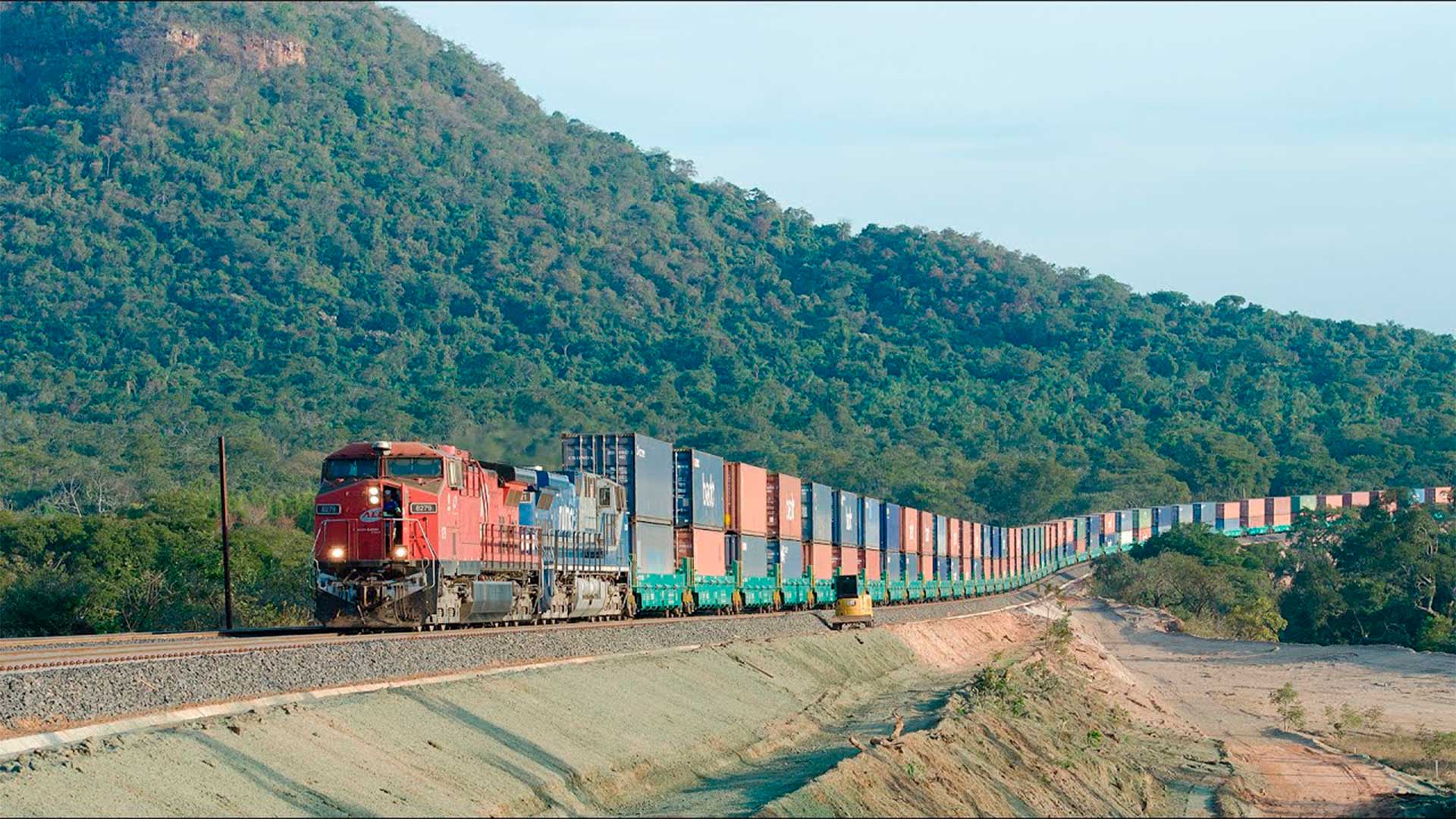 Com cerca de 70 vagões, trem com contêineres empilhados em dois andares, double stack, pode substituir o equivalente a cerca de 140 caminhões das rodovias no Brasil