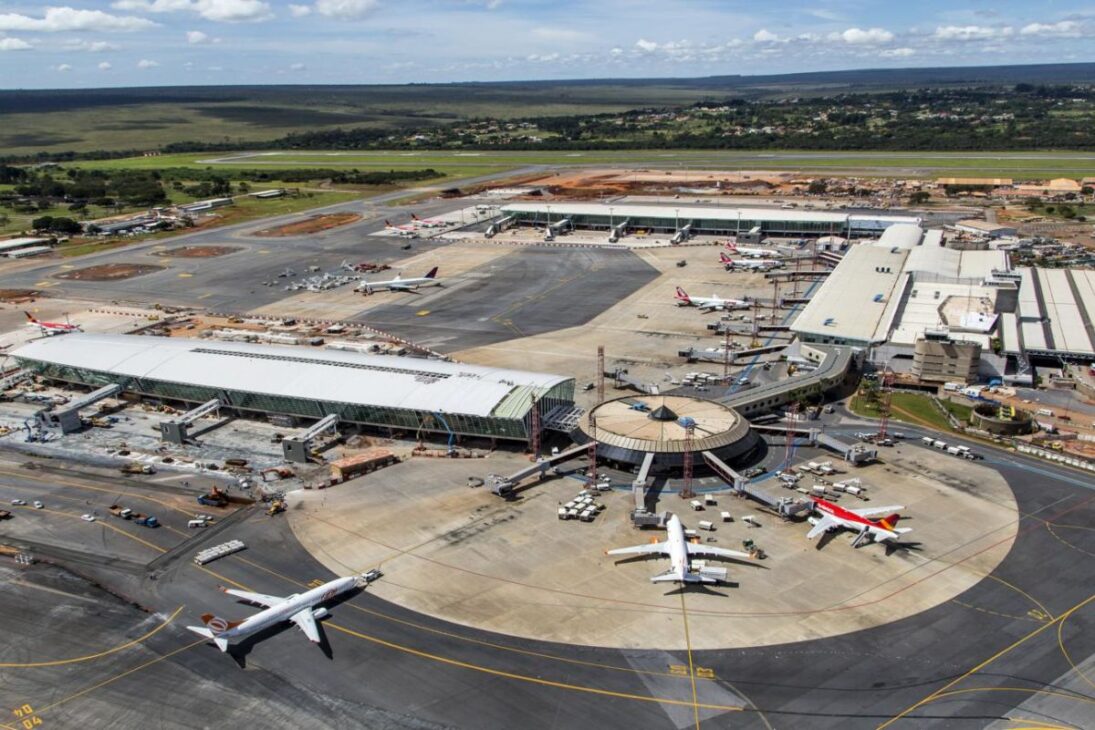 El Aeropuerto de Brasilia entra entre los aeropuertos más puntuales del mundo, con puntualidad de los vuelos, vuelos directos y rol de hub aéreo consolidado.