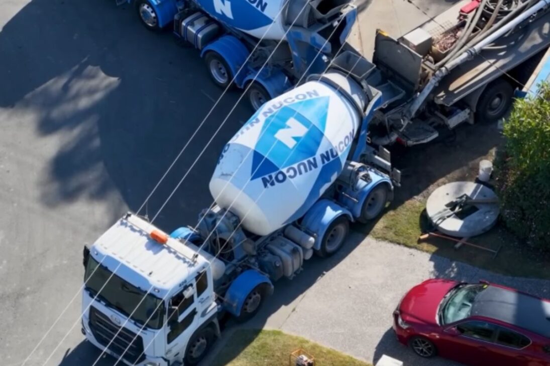 Camión mezclador con toma de fuerza y reductor planetario evita que el concreto se convierta en piedra y lleva concreto usinado con precisión.