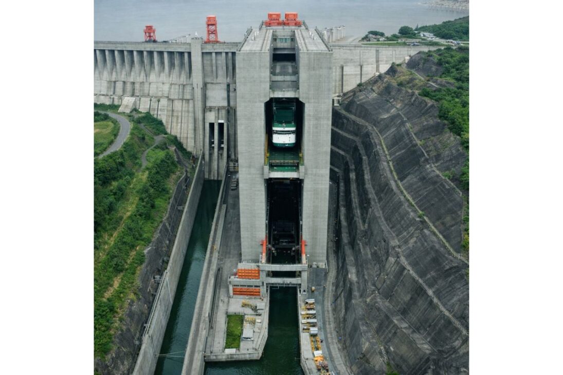 Entiende cómo la Represa De Las Tres Gargantas en el Yangtsé genera más energía que plantas nucleares, con turbinas y esclusas en el límite de la ingeniería.