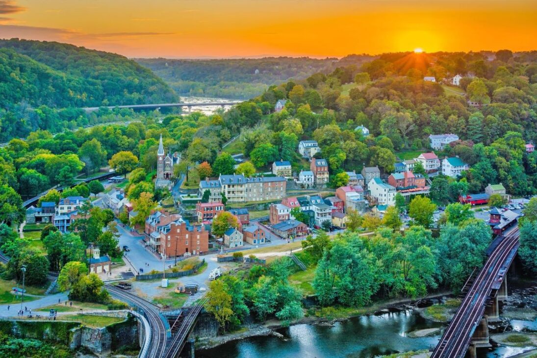 Como Virginia Occidental, el único estado en perder población desde 1950, Vio Cómo la Geografía y el Carbón Moldearon un Declive Demográfico de 75 Años, a Pesar de Trillones en Recursos Naturales.