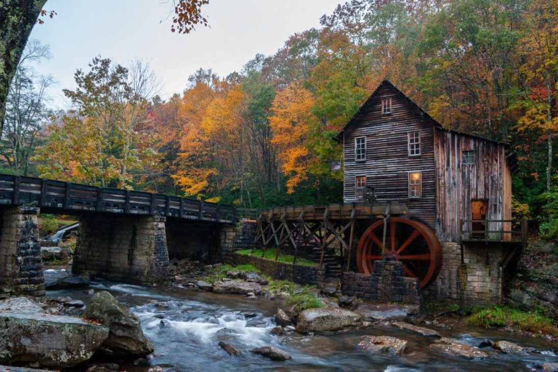 Como Virginia Occidental, el único estado en perder población desde 1950, Vio Cómo la Geografía y el Carbón Moldearon un Declive Demográfico de 75 Años, a Pesar de Trillones en Recursos Naturales.
