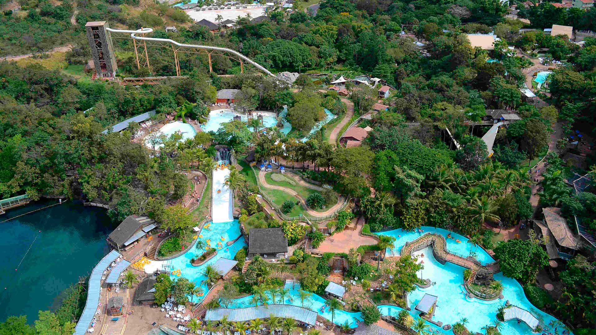 Considerada a maior estância hidrotermal do mundo, destino brasileiro atrai turistas com águas termais, mas o crescimento pressiona a Serra de Caldas