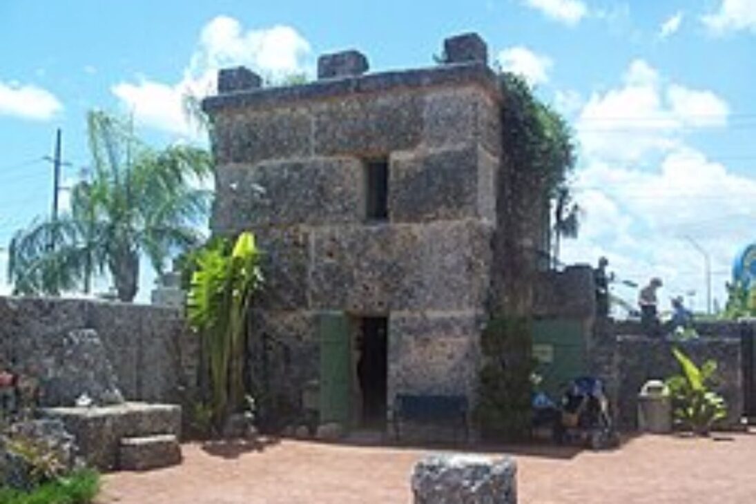 Descubre Coral Castle, el castillo que desafía la física, los misterios de Coral Castle de Edward Leedskalnin y el castillo de coral que se convirtió en leyenda.