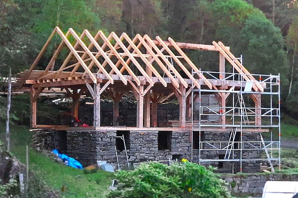 Corrida contra o inverno na Noruega vira batalha contra chuva, gelo e doença enquanto construtor monta telhado com técnica centenária, enfrenta erros, falta de material e risco extremo (3)