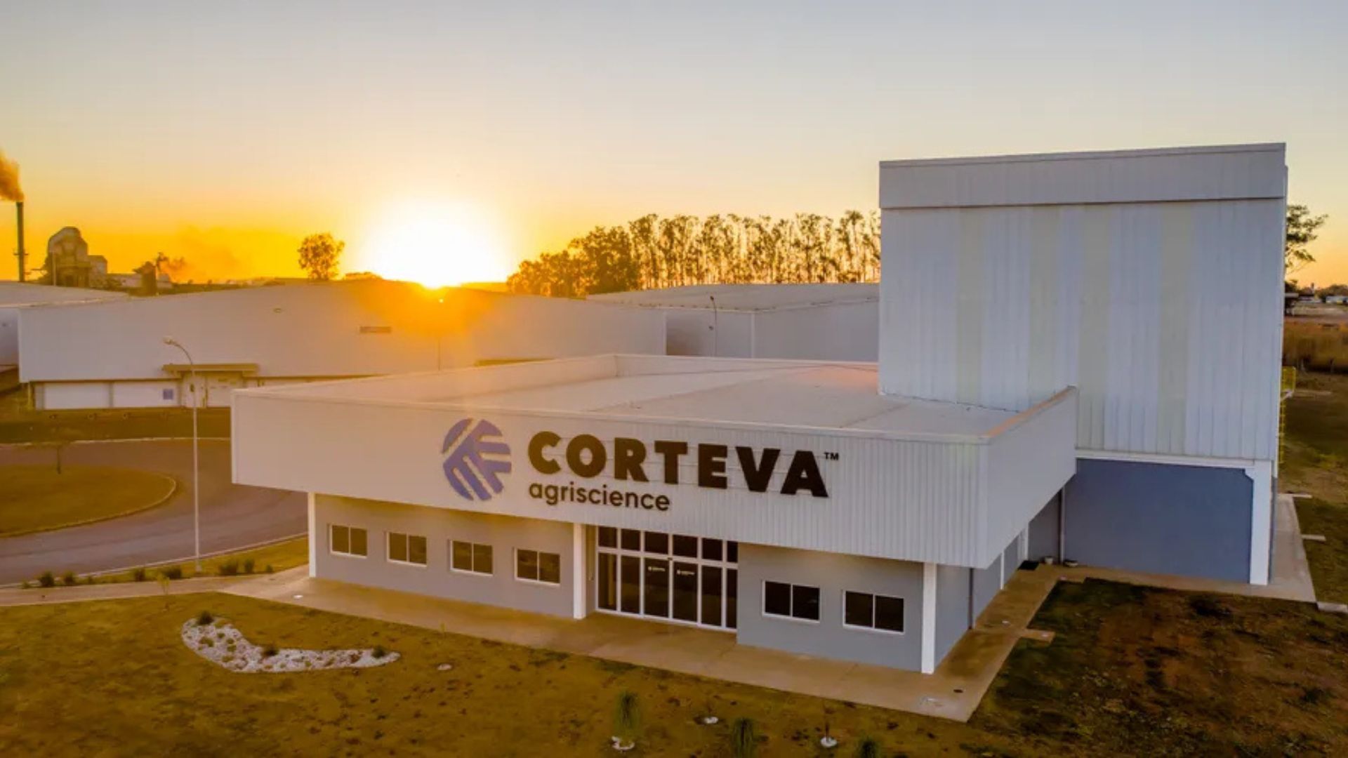 Unidade industrial da Corteva Agriscience em área agrícola, com estrutura moderna usada como base para projetos de produção sustentável de matéria-prima agrícola