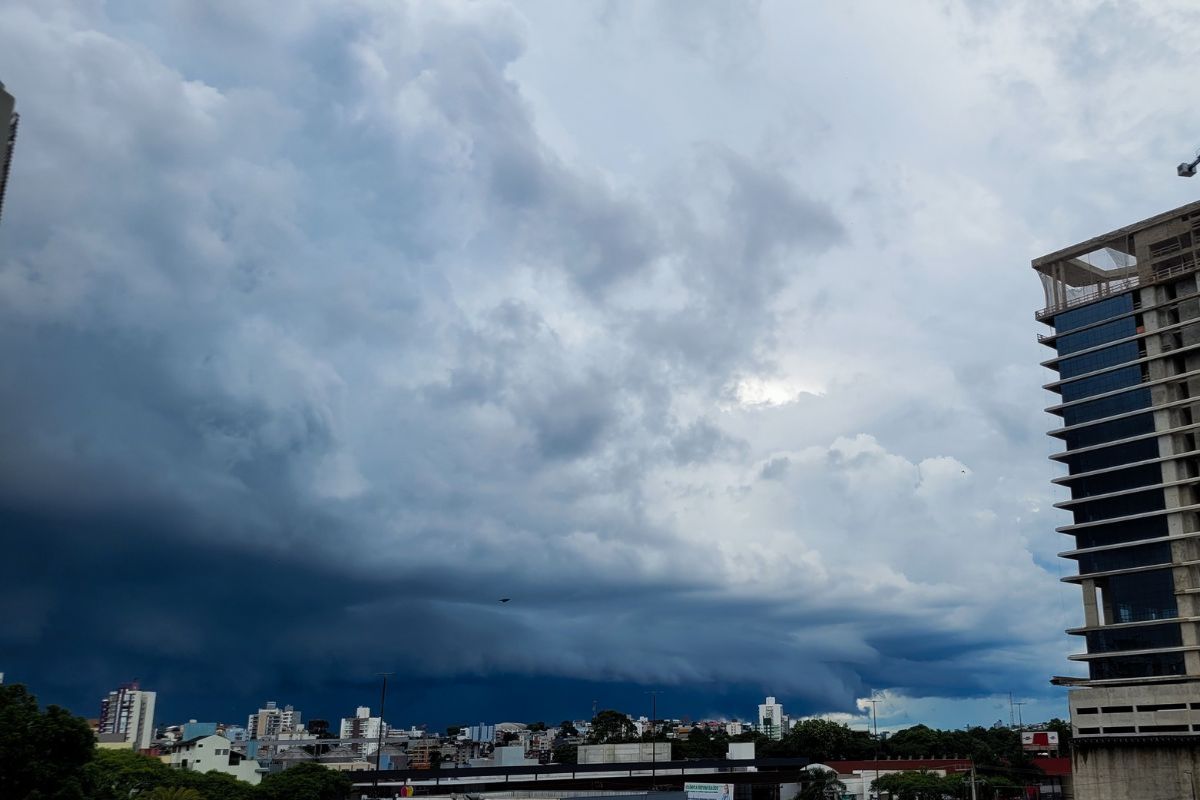 Defesa Civil alerta para temporais em Santa Catarina: previsão do tempo aponta ciclone extratropical e risco alto de alagamentos e enxurradas.