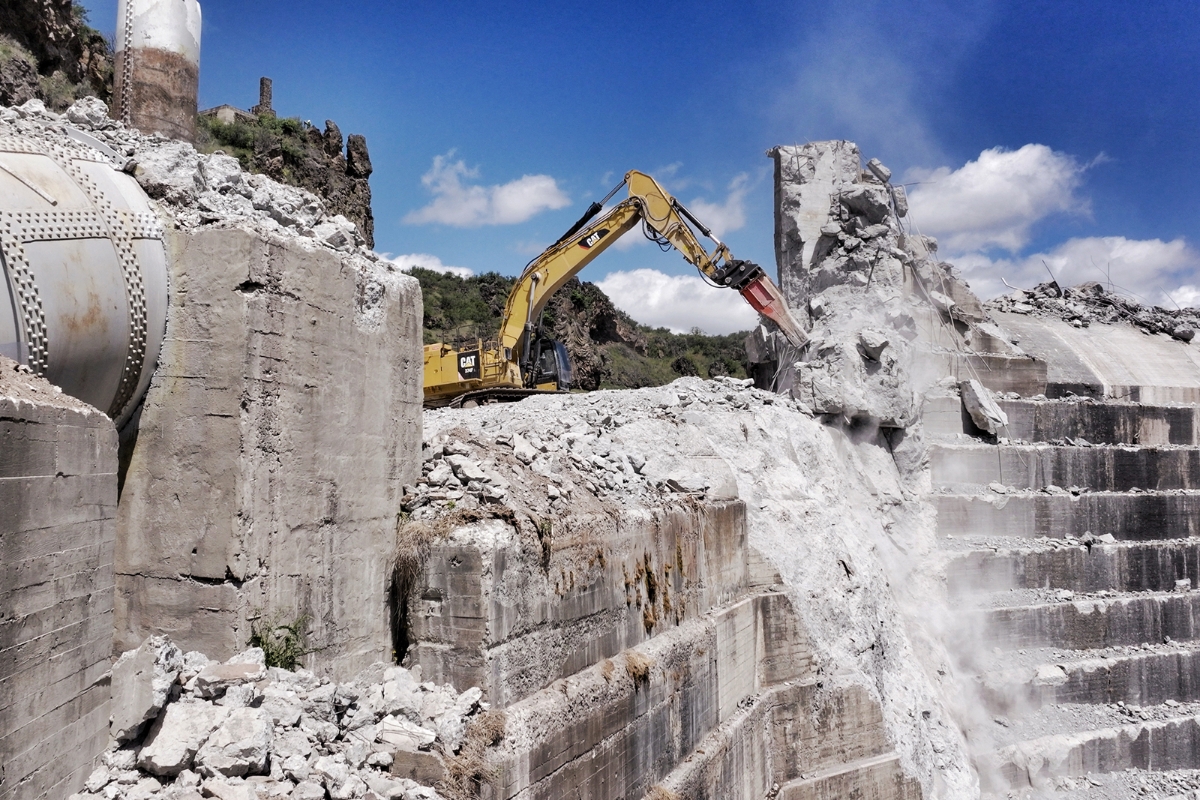 Estados Unidos desmonta barragens e desencadeia um efeito dominó: 420 milhas são reabertas para o salmão, temperaturas e vazões mudam, e o ecossistema começa a se reconstruir