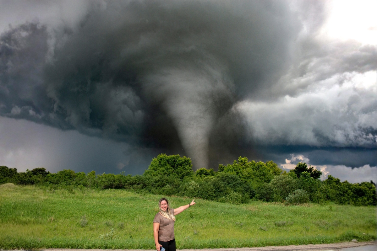 Uma mulher decide encarar tornados de perto e transforma tempestades em trabalho, acompanhando fenômenos com ventos entre 60 km/h e 300 km/h em regiões conhecidas pela instabilidade extrema