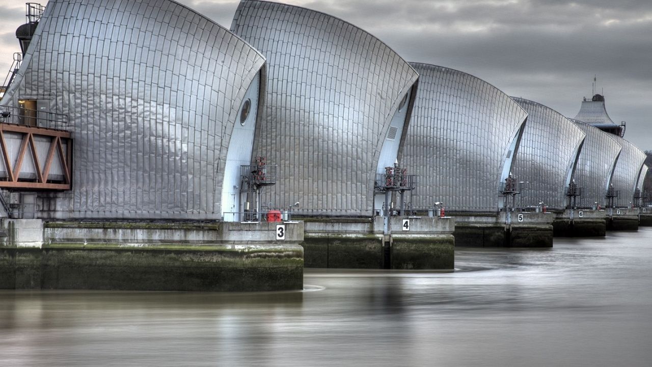 Uma barreira de 520 metros se ergue no rio Tâmisa como uma torneira gigante, fecha o caminho da água em horas críticas e impede que marés e tempestades do Mar do Norte inundem Londres
