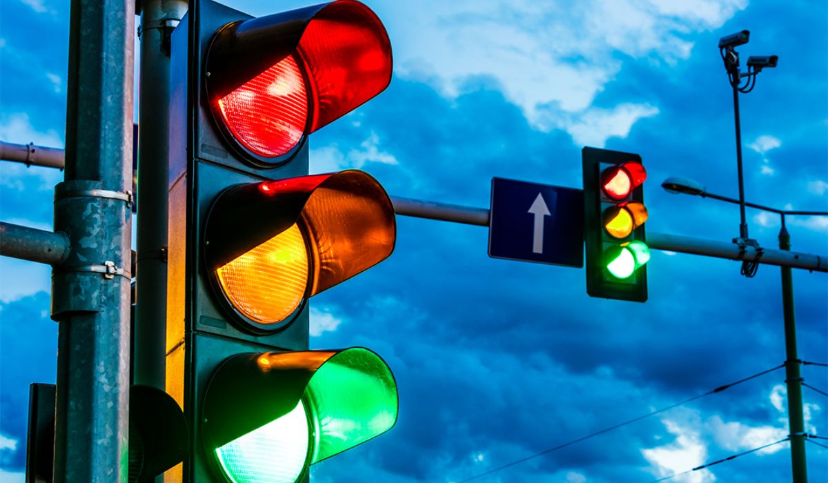 Nashville testa semáforos inteligentes com 12 modos adaptativos, prioridade a ônibus, ambulâncias e pedestres, e controle em tempo real. (Imagem: Reprodução)