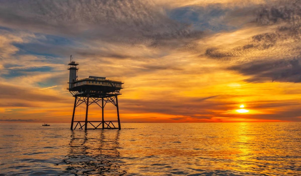 Conheça a Frying Pan Tower, hotel em mar aberto no Atlântico, marcado por isolamento, clima extremo e acesso limitado nos EUA. (Imagem: Courtesy FPTower Inc.)