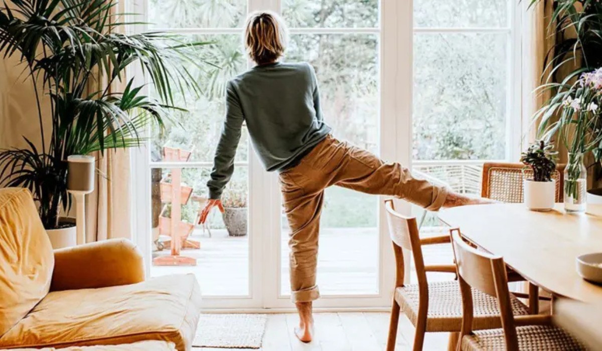 Um teste simples de equilíbrio pode indicar força muscular, saúde do cérebro e risco de quedas ao longo do envelhecimento. (Imagem: Reprodução/GettyImagens)