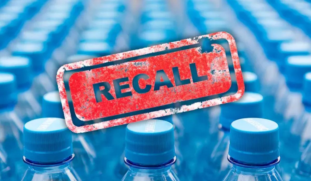 Recall nos EUA retira 144 mil litros de água da Meijer após identificação de substância estranha; FDA ainda avalia risco aos consumidores. (Imagem: Reprodução)